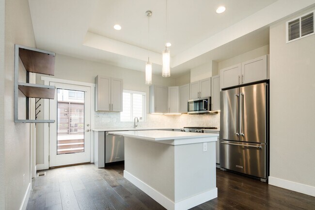 Building Photo - Modern 3 bed / 4 bath, 3 story townhome!