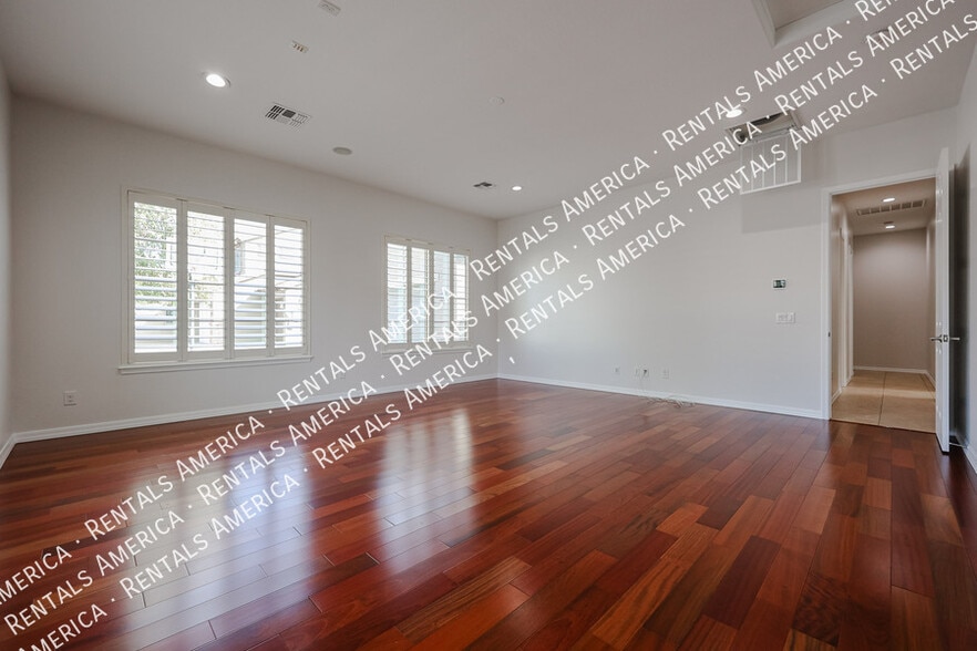 Building Photo - 1935 W Sparrow Dr