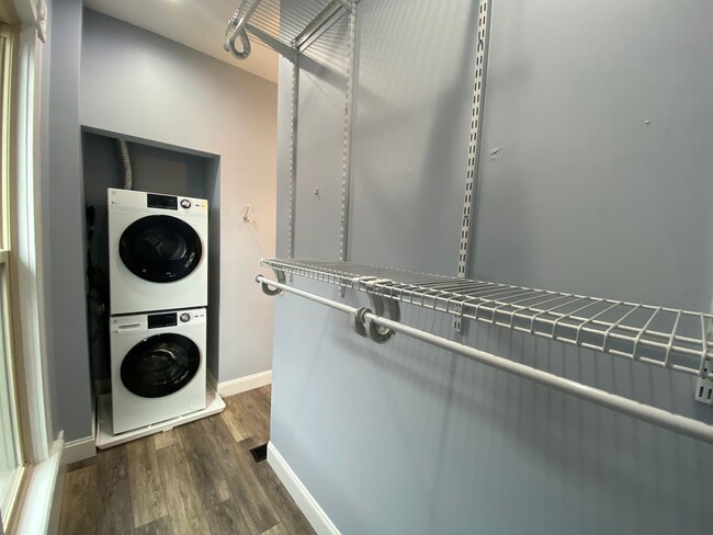 Building Photo - Harrison West 2 Bedroom