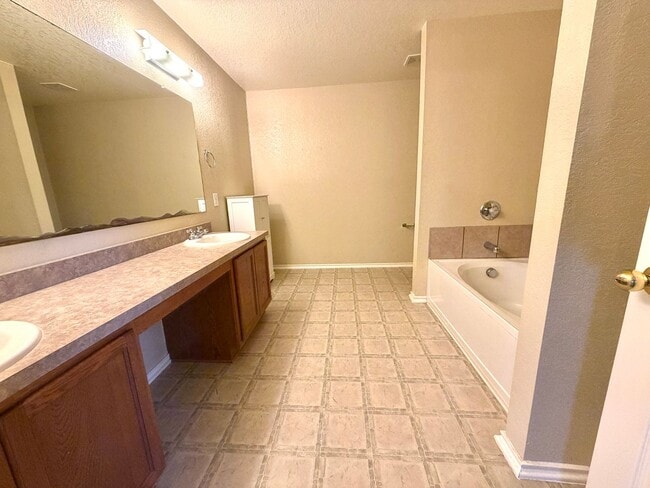 Building Photo - Spacious 3 Bed / 2.5 Bath Home with Large Yard & Lawn Care Included