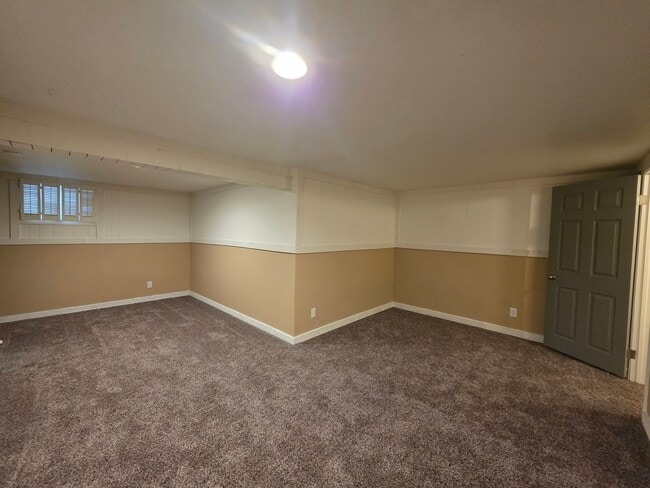 Building Photo - Massive 5 Bedroom Townhouse in Aurora