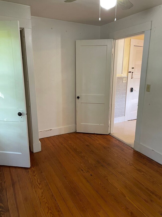 Building Photo - 2BR/1BA, WD Hookups, Parking!