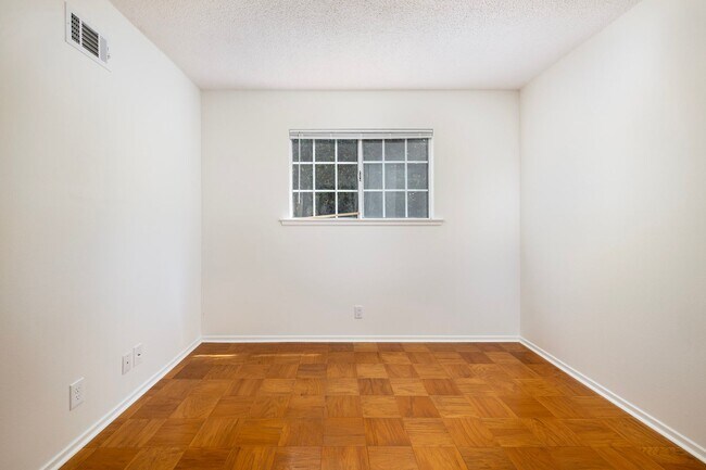 Building Photo - 316 Cambridge Dr