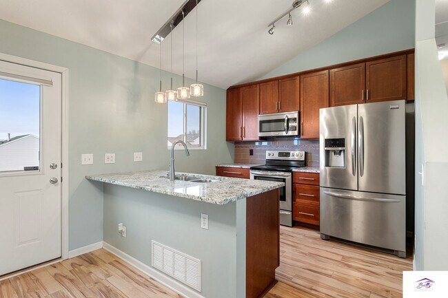 Building Photo - AVAILABLE NOW!