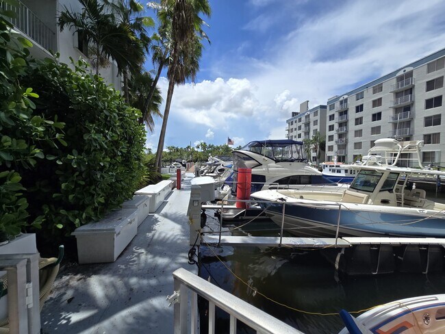 Building Photo - 1700 NW North River Dr