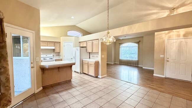 Building Photo - $2,250 Herndon & Willow, 3 Bedroom Home - N. Helm Ave, Clovis