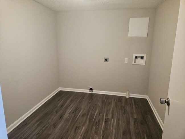 Building Photo - 1305 St Lawrence River Rd