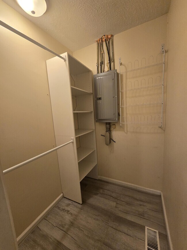 Building Photo - 811 Marvin St