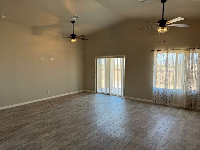 Building Photo - Enjoy the afternoon views in the 3 Bedroom...