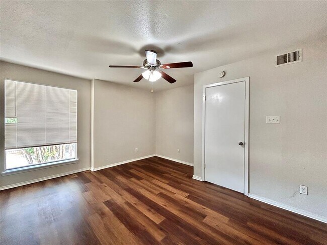 Building Photo - 7111 E Hwy 290