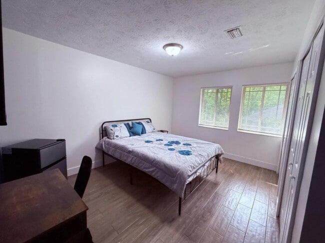 Building Photo - 5140 River Bluff Ln