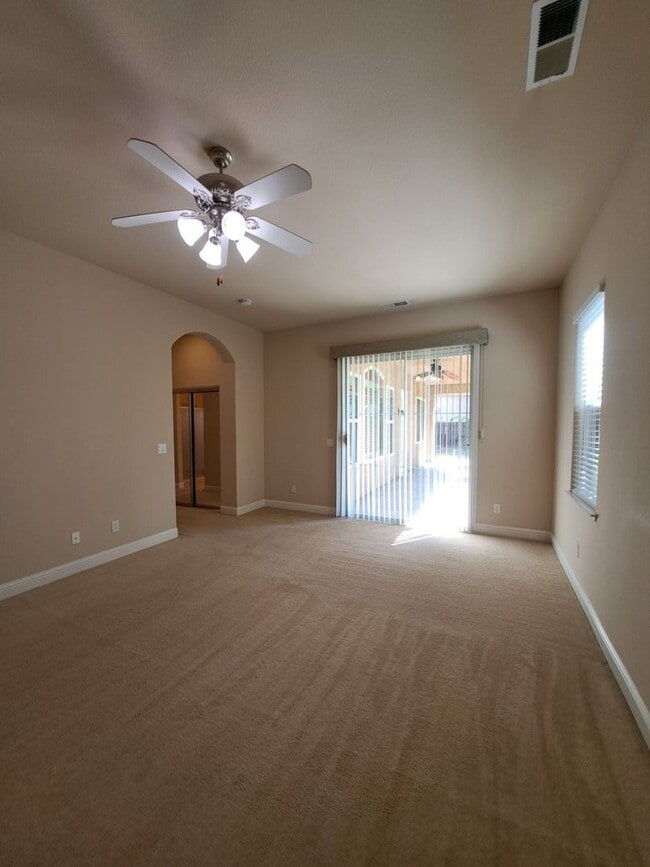 Building Photo - Charming 4 Bedroom House To Call Home!