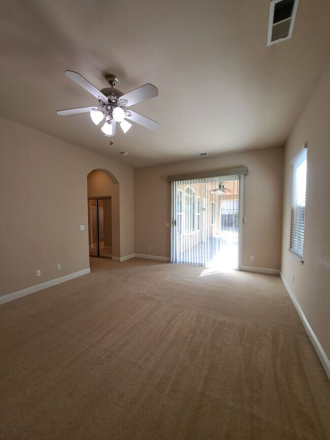 Building Photo - Move-in Special: Half Off the 1st Month's Rent – Charming 4 Bedroom House To Call Home!