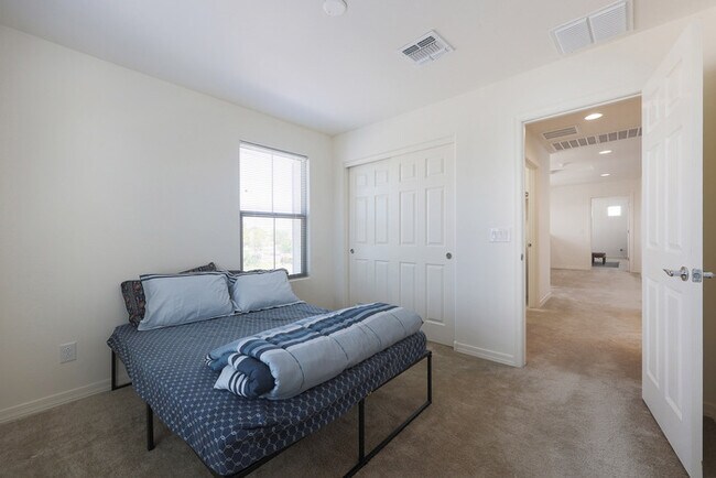 Building Photo - BEAUTIFUL 3 bed + LOFT