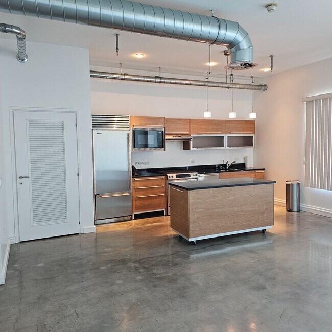 Building Photo - High Rise condo in the heart of the Arts D...