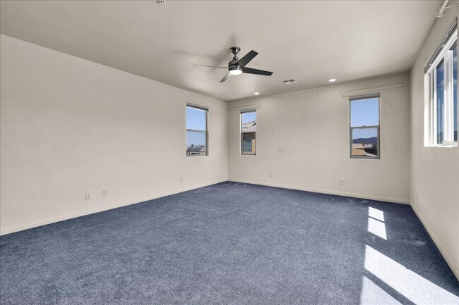 Building Photo - 56923 Ivanhoe Dr