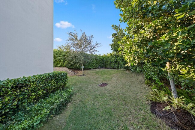 Building Photo - 2201 Florida Blvd