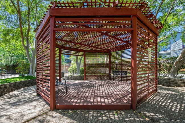 Building Photo - Excellent location under $1500!