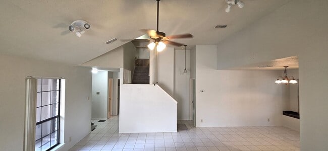 Building Photo - Towne Lake - Amazing Lake Views!