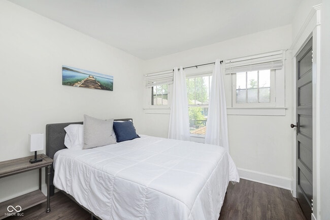 Building Photo - 1432 Sturm Ave