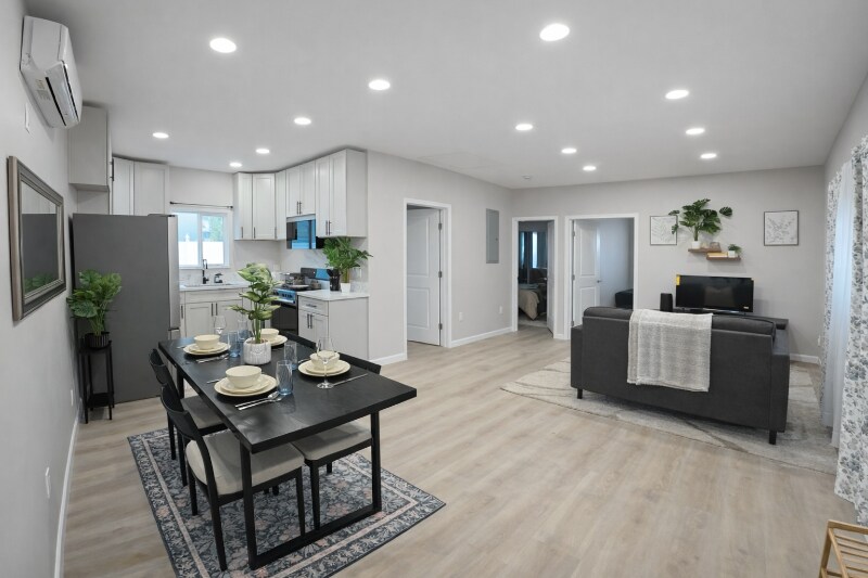 Building Photo - 148 E Rosslynn Ave