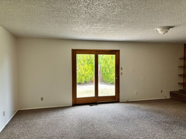 Building Photo - AVAILABLE IMMEDIATELY - LARGE 3 BED/2 BATH...
