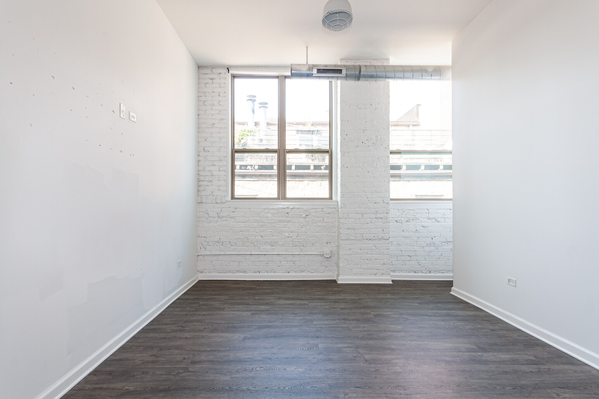 Building Photo - 932 W Dakin St