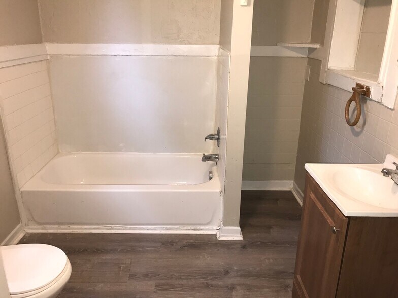 Building Photo - 1528 Wilson Ave