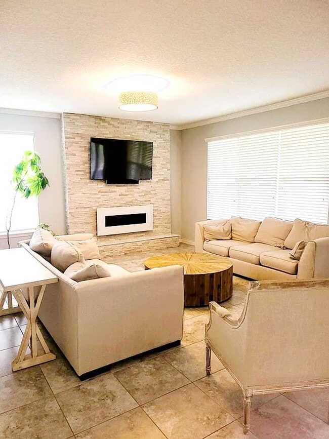 Building Photo - Spacious 4-Bedroom Home in Amelia Walk wit...