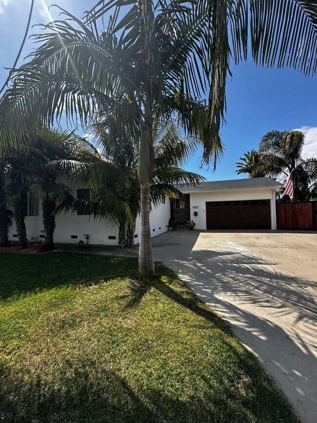 Building Photo - Gorgeous 3-Bedroom 2 bath Home with Pool A...