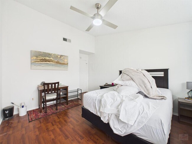 Building Photo - 806 W 24th St