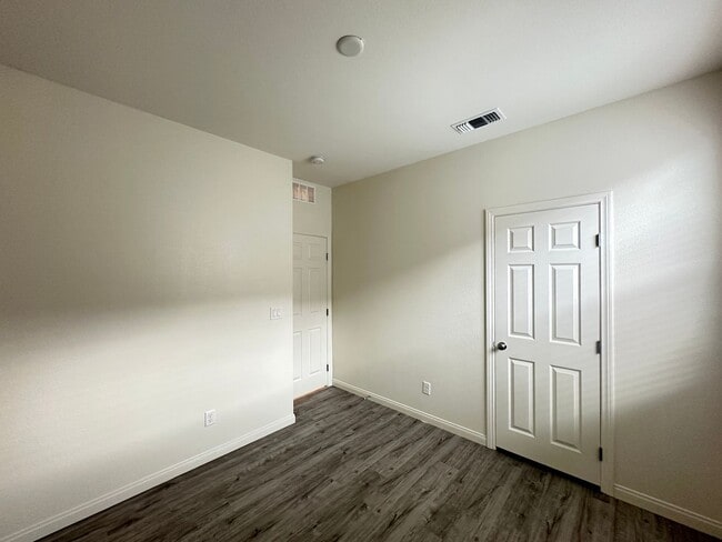 Building Photo - Tarim