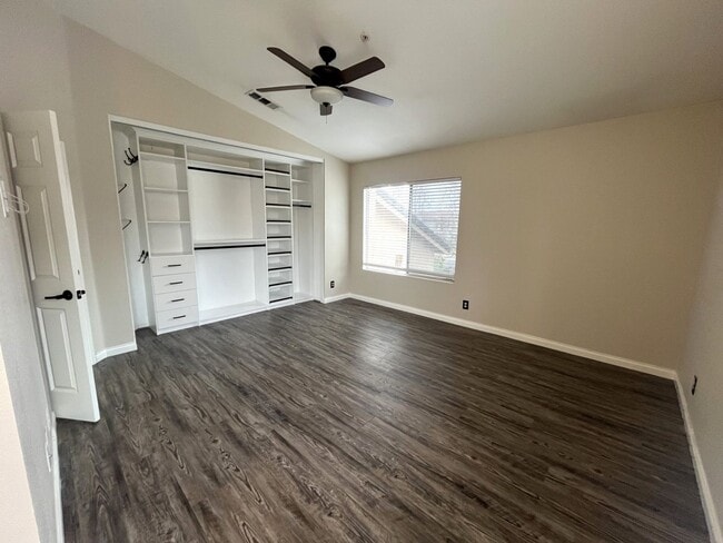 Building Photo - 4 bedroom, 2.5 bathroom home in a gated Riverside community!