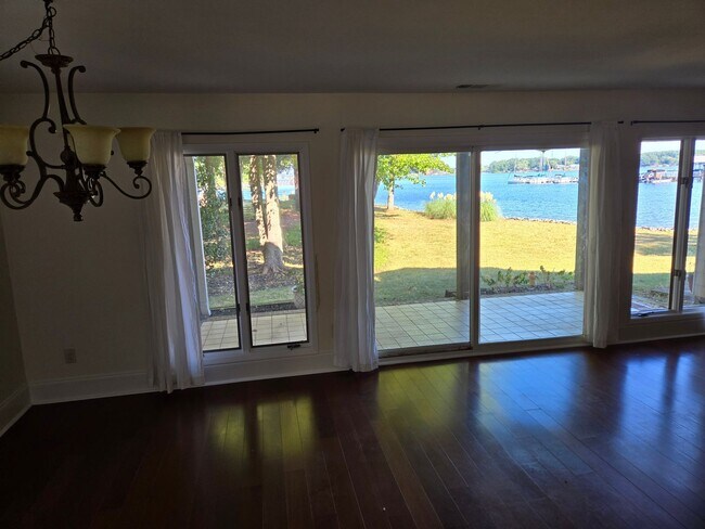 Building Photo - 7401 Mariner Cove Dr