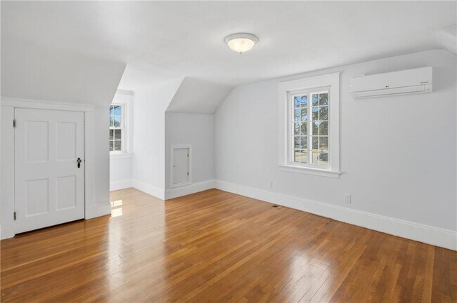 Building Photo - 21 Earlham Way