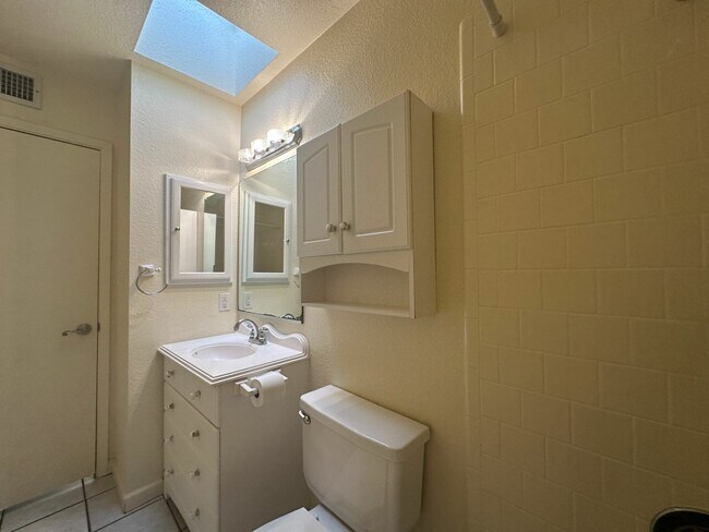 Building Photo - 784 W 37th St