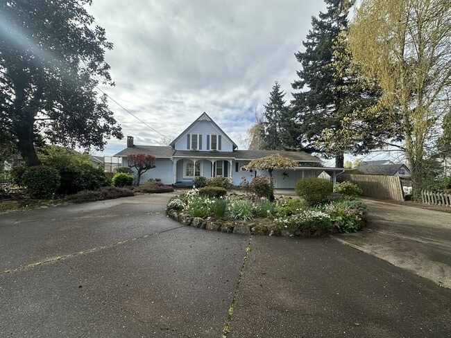 Building Photo - 795 E College St