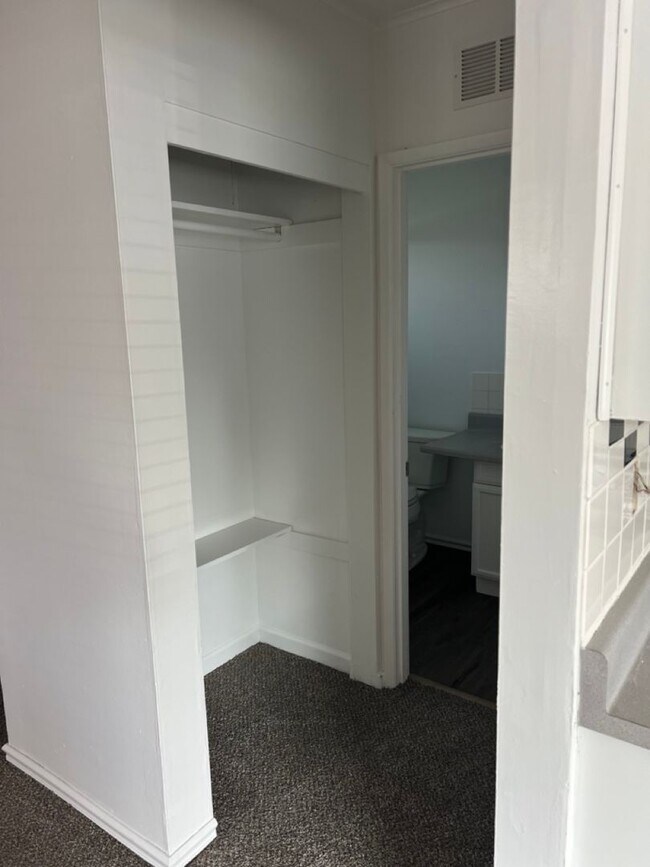 Building Photo - Cozy 1 Bedroom Apartment Available Now!