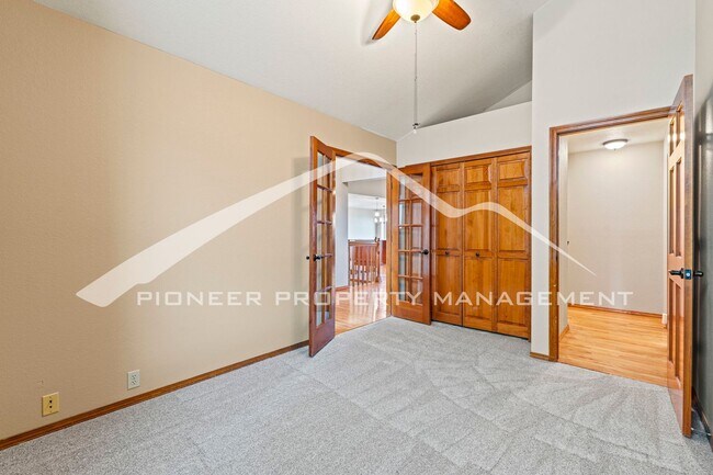 Building Photo - 5 bed/3 bath Main-Level Living with Design...