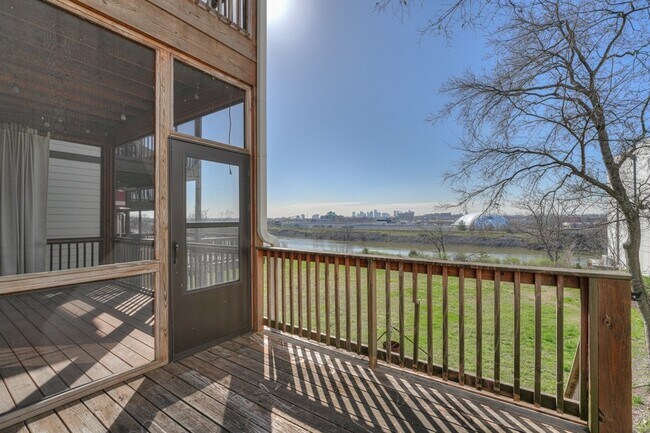 Building Photo - 908 Youngs Ln