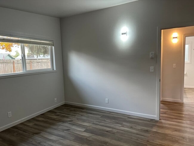 Building Photo - Beautifully updated 2 bedroom 1 bath duple...