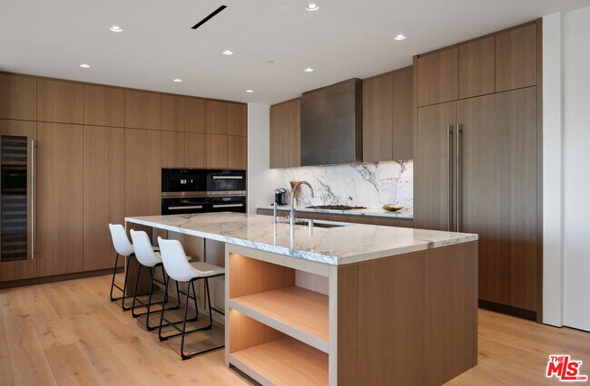 Building Photo - 8899 Beverly Blvd