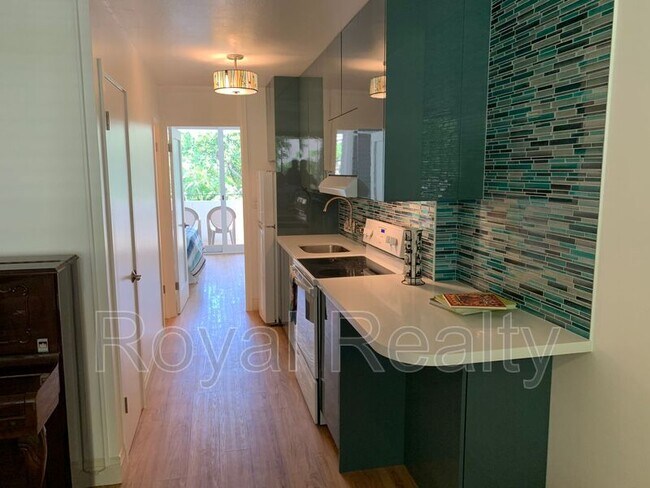 Building Photo - 425 Ena Rd