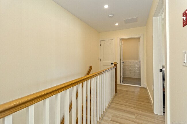 Building Photo - 33 Fairwood Ave