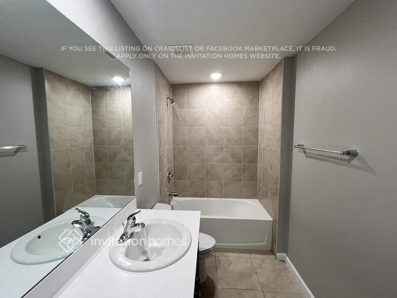 Building Photo - 682 NW Floresta Dr