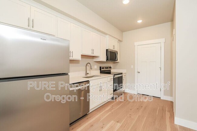 Building Photo - 512 NE Trillium Dr