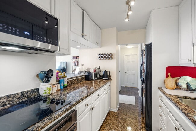 Building Photo - 111 E Chestnut St