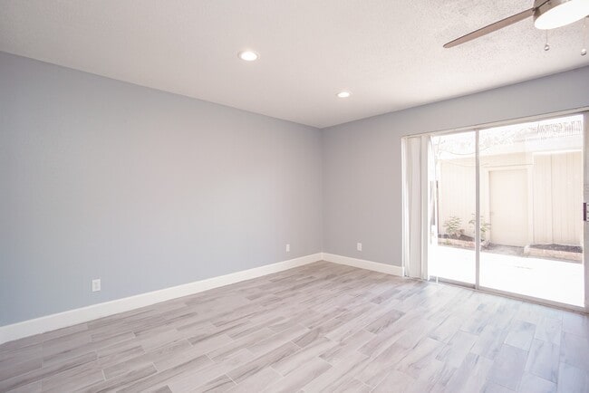 Building Photo - 2515 Oak Hill Dr