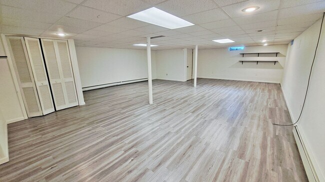 Building Photo - 3 Bed / 1-1/2 Bath Single Family Home w/2-car garage