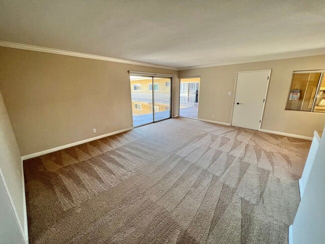 Building Photo - Top Floor 2 Bedroom Alamitos Beach Condo